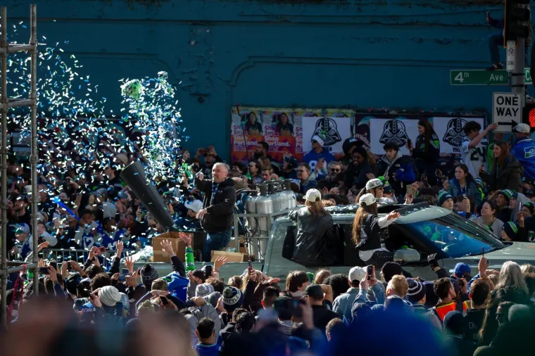 Ljudi vise sa semafora, a &scaron;kole su prazne: Milijun ljudi iza&scaron;lo na ulice pozdraviti prvake