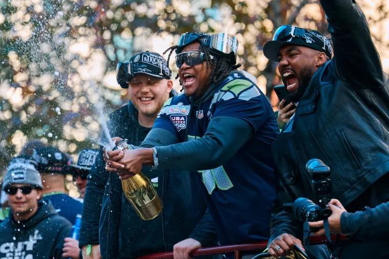 Ljudi vise sa semafora, a &scaron;kole su prazne: Milijun ljudi iza&scaron;lo na ulice pozdraviti prvake