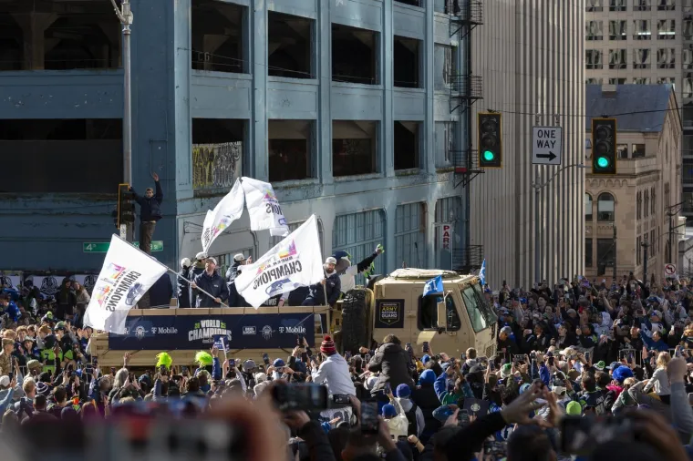 Ljudi vise sa semafora, a &scaron;kole su prazne: Milijun ljudi iza&scaron;lo na ulice pozdraviti prvake