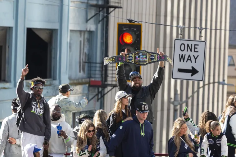 Ljudi vise sa semafora, a &scaron;kole su prazne: Milijun ljudi iza&scaron;lo na ulice pozdraviti prvake