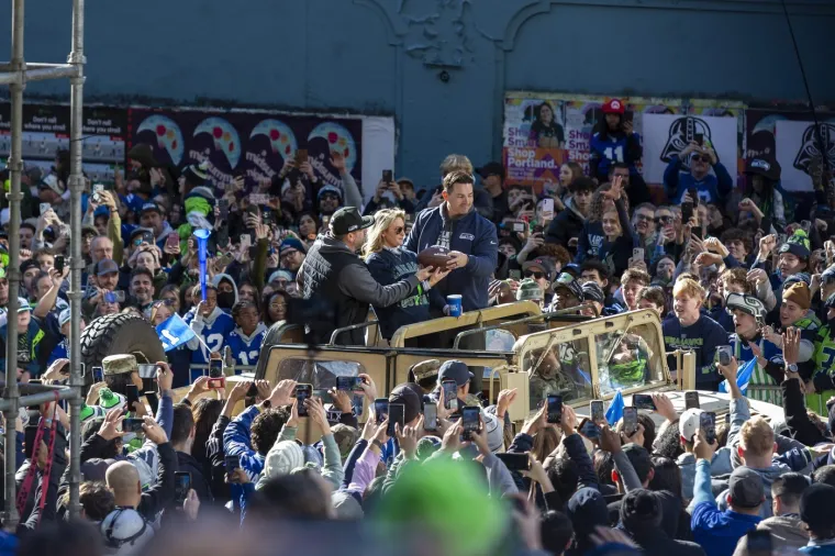 Ljudi vise sa semafora, a &scaron;kole su prazne: Milijun ljudi iza&scaron;lo na ulice pozdraviti prvake