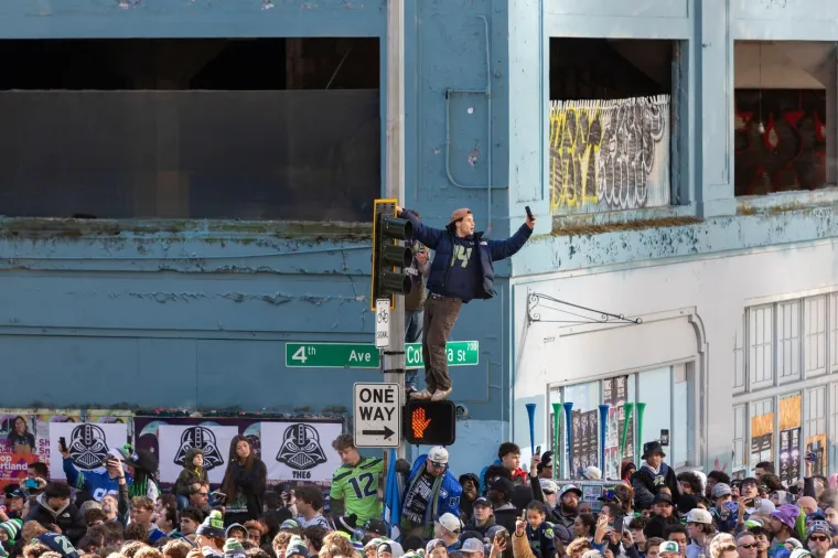 Ljudi vise sa semafora, a &scaron;kole su prazne: Milijun ljudi iza&scaron;lo na ulice pozdraviti prvake