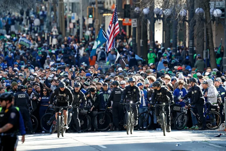 Ljudi vise sa semafora, a &scaron;kole su prazne: Milijun ljudi iza&scaron;lo na ulice pozdraviti prvake