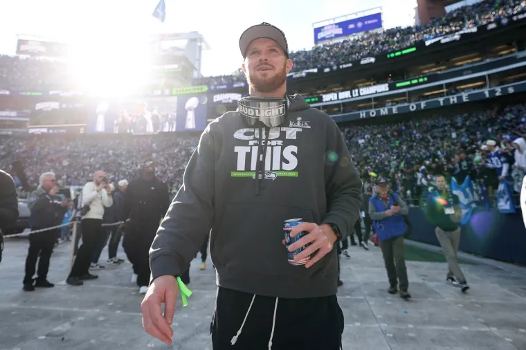 Ljudi vise sa semafora, a &scaron;kole su prazne: Milijun ljudi iza&scaron;lo na ulice pozdraviti prvake