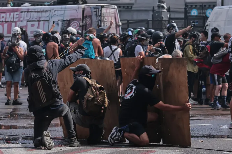 Kaos na ulicama glavnog grada: Nestvarni prizori sukoba prosvjednika i policije ispred Kongresa