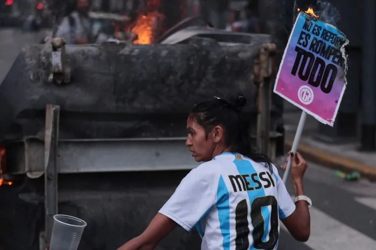 Kaos na ulicama glavnog grada: Nestvarni prizori sukoba prosvjednika i policije ispred Kongresa