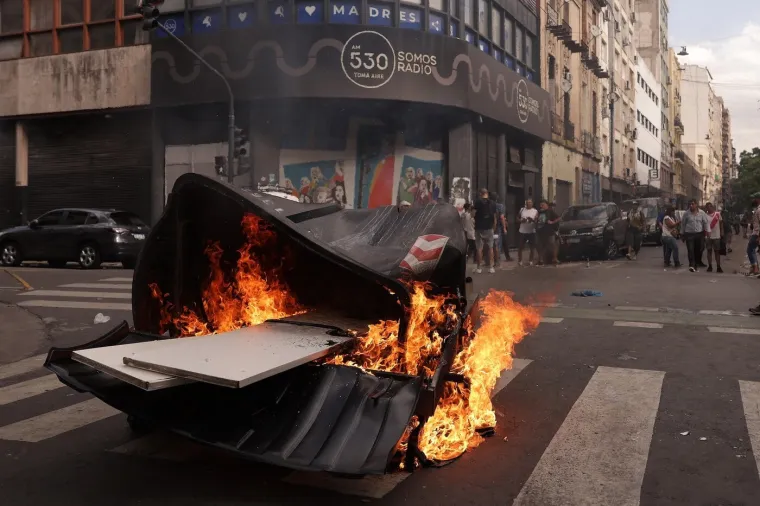 Kaos na ulicama glavnog grada: Nestvarni prizori sukoba prosvjednika i policije ispred Kongresa