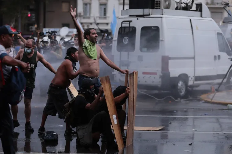 Kaos na ulicama glavnog grada: Nestvarni prizori sukoba prosvjednika i policije ispred Kongresa