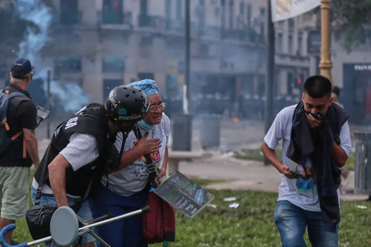 Kaos na ulicama glavnog grada: Nestvarni prizori sukoba prosvjednika i policije ispred Kongresa