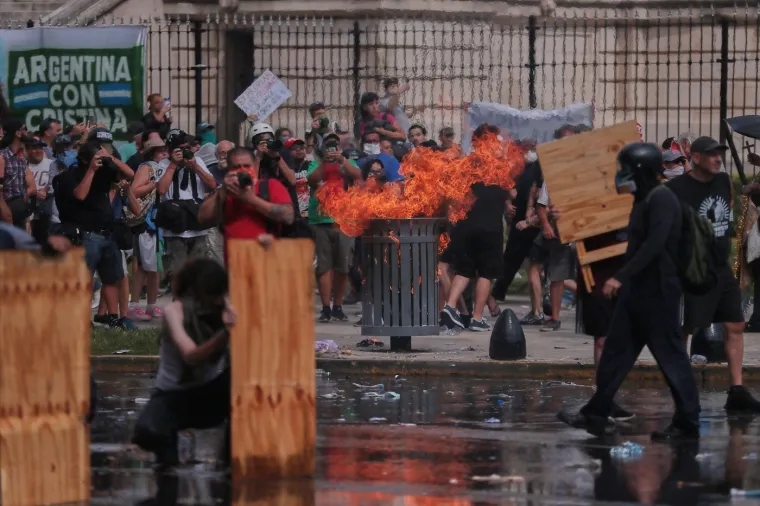 Kaos na ulicama glavnog grada: Nestvarni prizori sukoba prosvjednika i policije ispred Kongresa