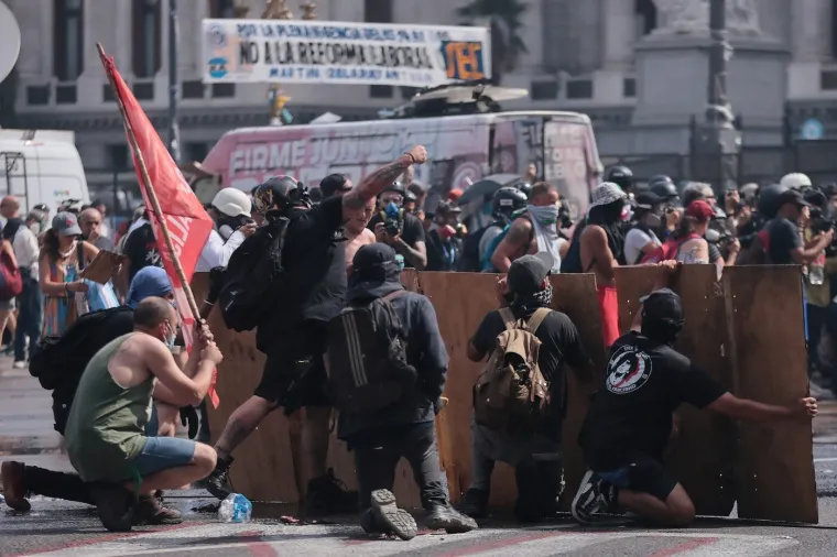 Kaos na ulicama glavnog grada: Nestvarni prizori sukoba prosvjednika i policije ispred Kongresa