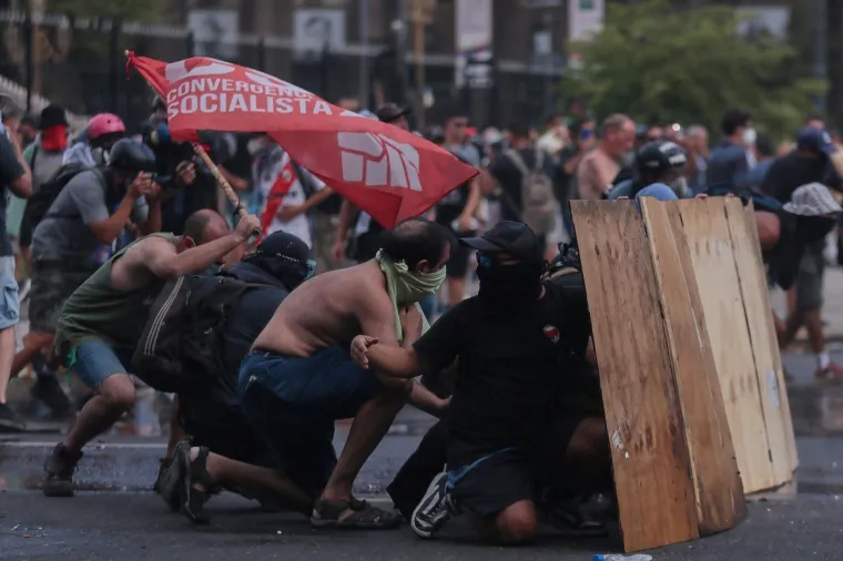 Kaos na ulicama glavnog grada: Nestvarni prizori sukoba prosvjednika i policije ispred Kongresa