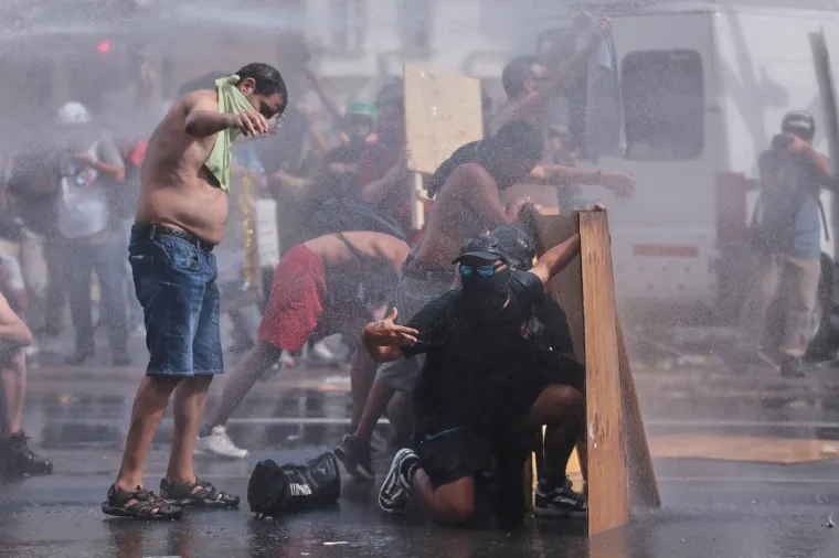 Kaos na ulicama glavnog grada: Nestvarni prizori sukoba prosvjednika i policije ispred Kongresa