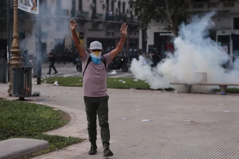 Kaos na ulicama glavnog grada: Nestvarni prizori sukoba prosvjednika i policije ispred Kongresa