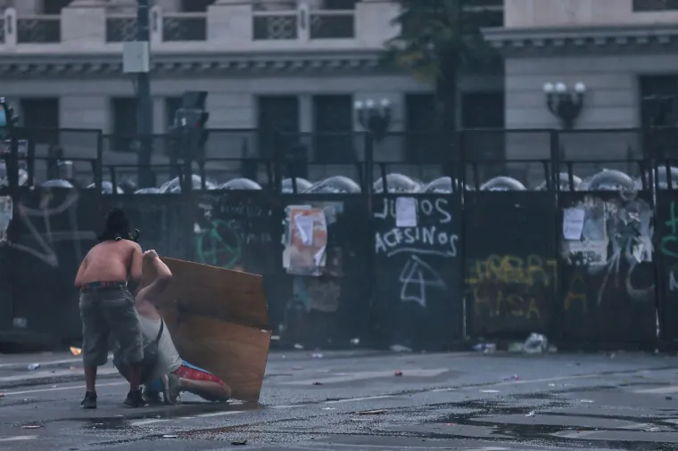 Kaos na ulicama glavnog grada: Nestvarni prizori sukoba prosvjednika i policije ispred Kongresa