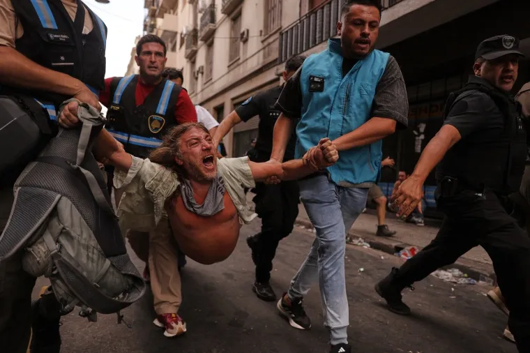 Kaos na ulicama glavnog grada: Nestvarni prizori sukoba prosvjednika i policije ispred Kongresa