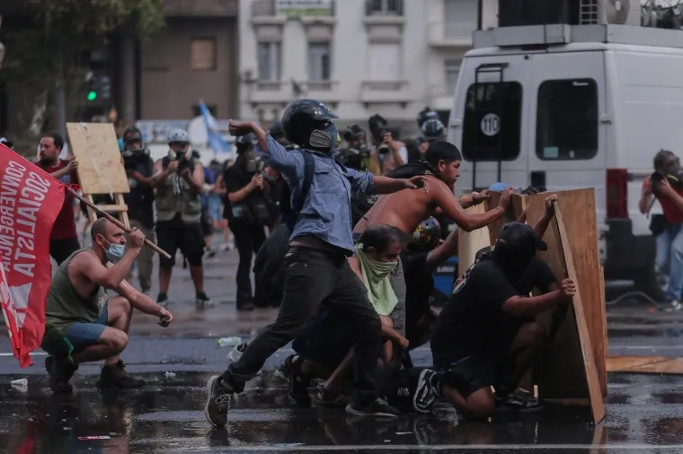 Kaos na ulicama glavnog grada: Nestvarni prizori sukoba prosvjednika i policije ispred Kongresa