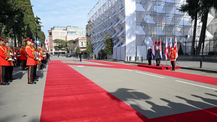 Pogledajte kako su Milanovića dočekali u Gruziji: Crveni tepih, postrojeni vojnici...