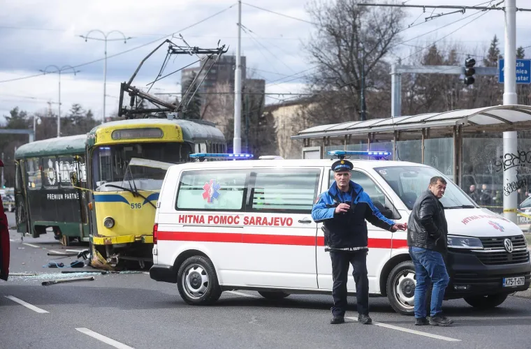Strava u Sarajevu! Tramvaj izletio iz tračnica, poginula žena, ima ozlijeđenih