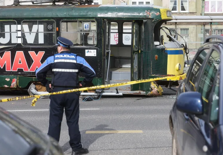 Strava u Sarajevu! Tramvaj izletio iz tračnica, poginuo mu&scaron;karac, ima ozlijeđenih