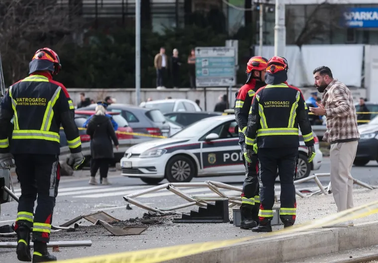 Strava u Sarajevu! Tramvaj izletio iz tračnica, poginuo mu&scaron;karac, ima ozlijeđenih