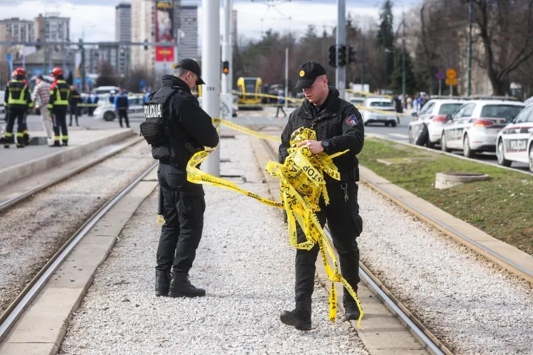 Strava u Sarajevu! Tramvaj izletio iz tračnica, poginuo mu&scaron;karac, ima ozlijeđenih