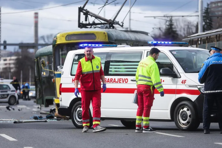 Strava u Sarajevu! Tramvaj izletio iz tračnica, poginuo mu&scaron;karac, ima ozlijeđenih