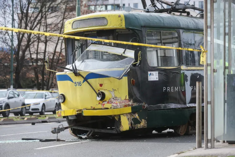 Strava u Sarajevu! Tramvaj izletio iz tračnica, poginuo mu&scaron;karac, ima ozlijeđenih