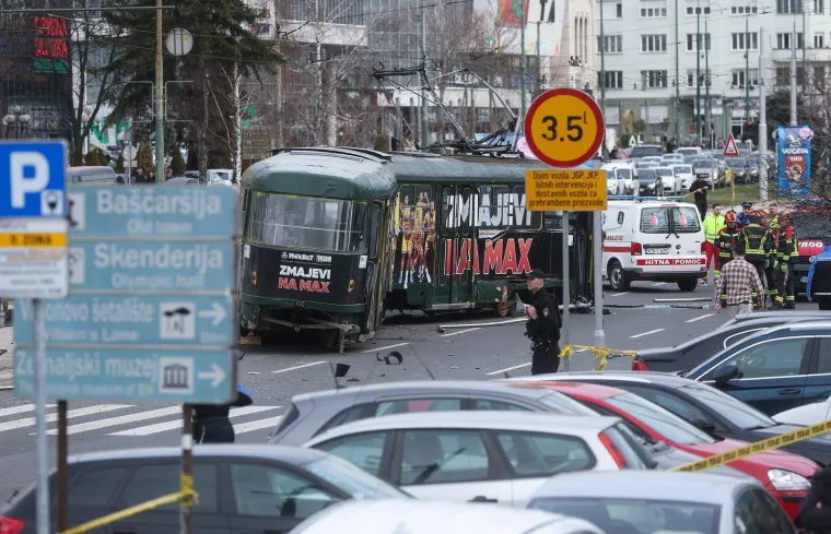 Strava u Sarajevu! Tramvaj izletio iz tračnica, poginuo mu&scaron;karac, ima ozlijeđenih
