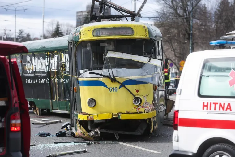 Strava u Sarajevu! Tramvaj izletio iz tračnica, poginuo mu&scaron;karac, ima ozlijeđenih