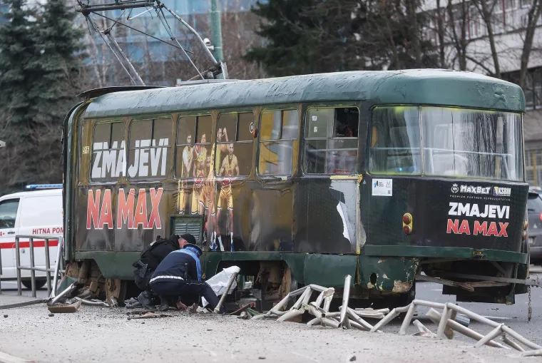 Strava u Sarajevu! Tramvaj izletio iz tračnica, poginuo mu&scaron;karac, ima ozlijeđenih
