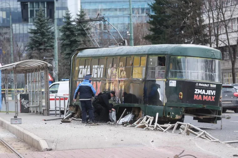 Strava u Sarajevu! Tramvaj izletio iz tračnica, poginuo mu&scaron;karac, ima ozlijeđenih
