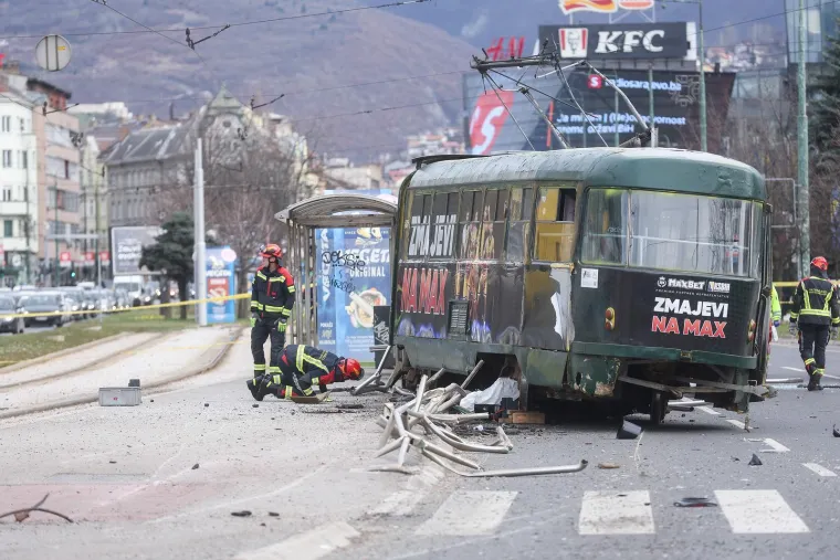 Strava u Sarajevu! Tramvaj izletio iz tračnica, poginuo mu&scaron;karac, ima ozlijeđenih