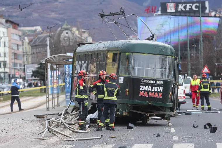Strava u Sarajevu! Tramvaj izletio iz tračnica, poginula žena, ima ozlijeđenih