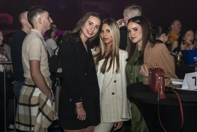 Minice, &scaron;tikle i dekoltei: Zgodne legice zapalile atmosferu na koncertu srpske pjevačice