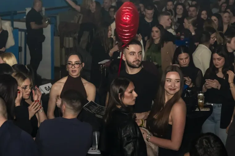 Minice, &scaron;tikle i dekoltei: Zgodne legice zapalile atmosferu na koncertu srpske pjevačice