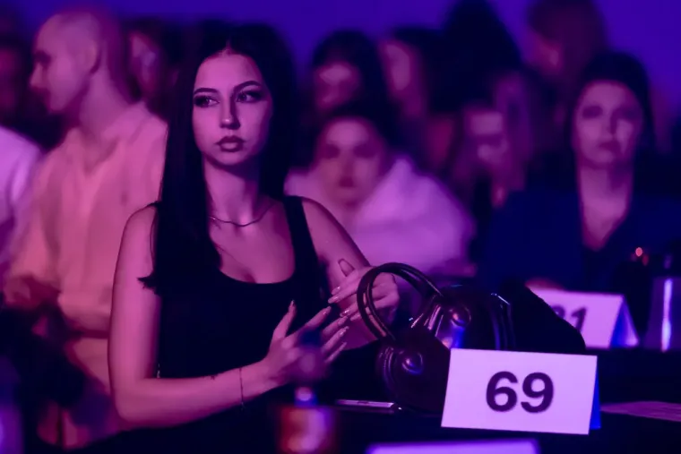 Minice, &scaron;tikle i dekoltei: Zgodne legice zapalile atmosferu na koncertu srpske pjevačice