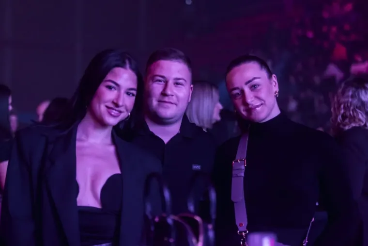 Minice, &scaron;tikle i dekoltei: Zgodne legice zapalile atmosferu na koncertu srpske pjevačice