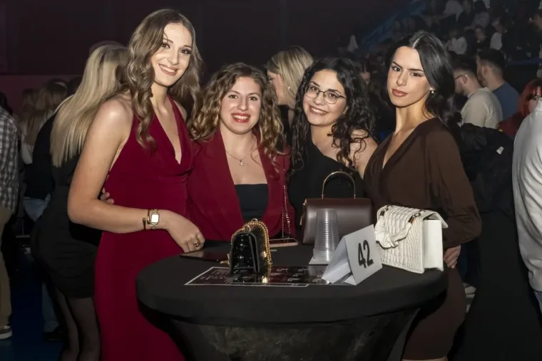 Minice, &scaron;tikle i dekoltei: Zgodne legice zapalile atmosferu na koncertu srpske pjevačice