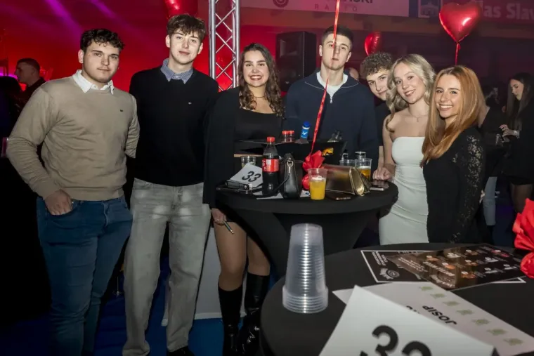 Minice, &scaron;tikle i dekoltei: Zgodne legice zapalile atmosferu na koncertu srpske pjevačice