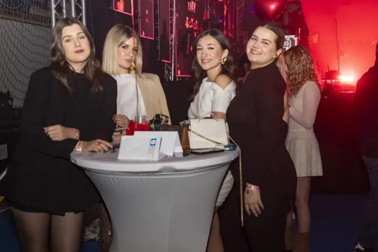 Minice, &scaron;tikle i dekoltei: Zgodne legice zapalile atmosferu na koncertu srpske pjevačice