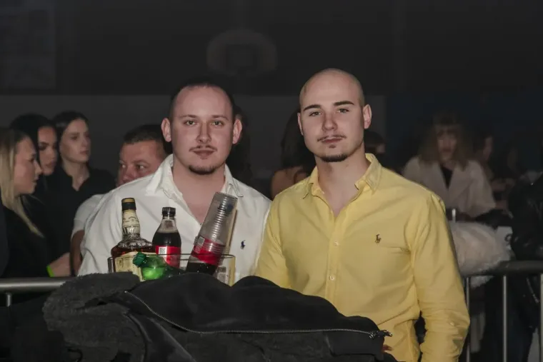 Minice, &scaron;tikle i dekoltei: Zgodne legice zapalile atmosferu na koncertu srpske pjevačice