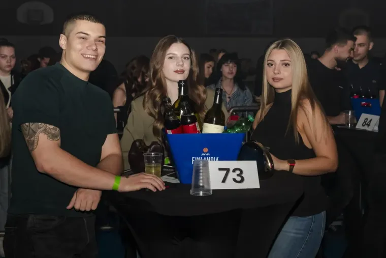 Minice, &scaron;tikle i dekoltei: Zgodne legice zapalile atmosferu na koncertu srpske pjevačice