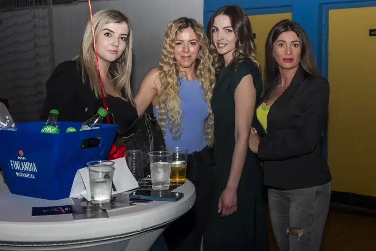 Minice, &scaron;tikle i dekoltei: Zgodne legice zapalile atmosferu na koncertu srpske pjevačice