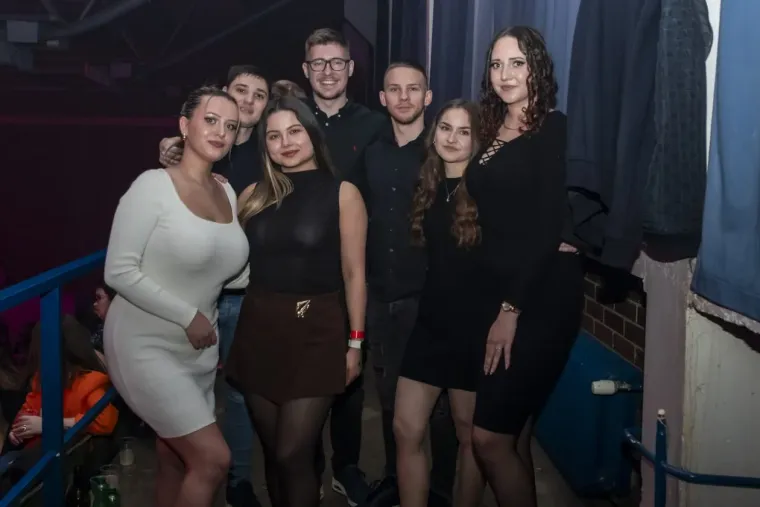 Minice, &scaron;tikle i dekoltei: Zgodne legice zapalile atmosferu na koncertu srpske pjevačice