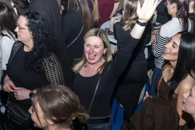 Minice, &scaron;tikle i dekoltei: Zgodne legice zapalile atmosferu na koncertu srpske pjevačice