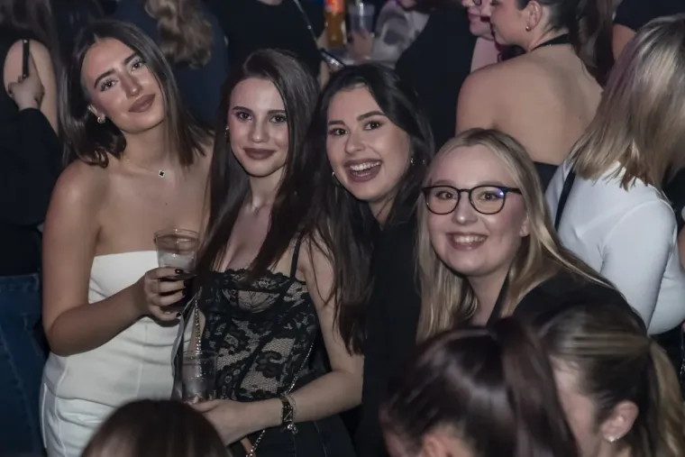 Minice, &scaron;tikle i dekoltei: Zgodne legice zapalile atmosferu na koncertu srpske pjevačice