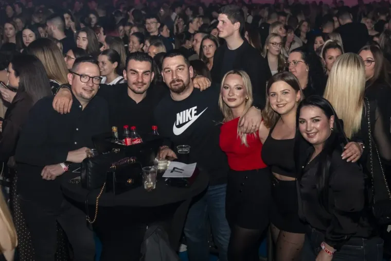 Minice, &scaron;tikle i dekoltei: Zgodne legice zapalile atmosferu na koncertu srpske pjevačice