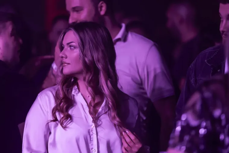 Minice, &scaron;tikle i dekoltei: Zgodne legice zapalile atmosferu na koncertu srpske pjevačice