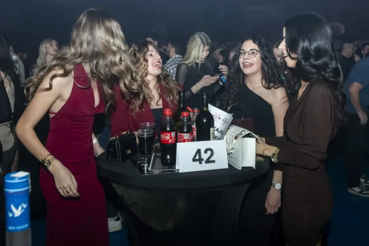 Minice, &scaron;tikle i dekoltei: Zgodne legice zapalile atmosferu na koncertu srpske pjevačice